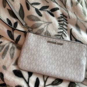 Micheal Kors Wristlet🤍
